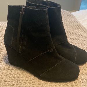 Toms suede booties in black